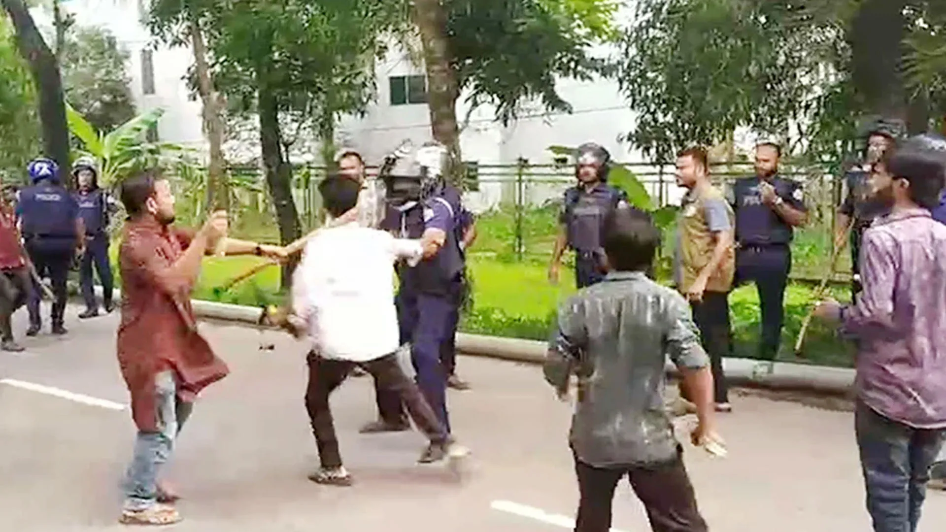 পটুয়াখালীতে যুবদলের কমিটির বিরোধে দফায় দফায় সংঘাত, আহত ১২